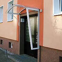 Hauseingangsüberdachung mit einen halbrundem Aluminiumdach