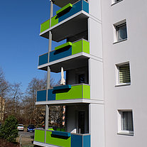 Beton-Eckbalkon blau grün